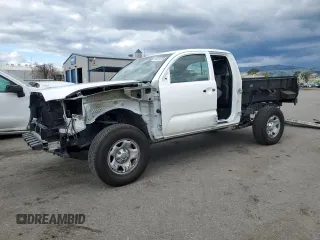 2018 Toyota Tacoma SR z VIN 5TFRX5GN2JX105908, wystawiony jako Copart lot #48301235 z przebiegiem 73 139 mil mil oraz Szkoda całkowita • Salvage title. Historia ofert i sprzedaży dostępna na DreamBid. Obrazek 1.