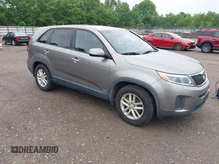 2014 Kia Sorento LX z VIN 5XYKTCA63EG503298, wystawiony jako IAAI lot #42372695 z przebiegiem 106 711 mil mil oraz . Historia ofert i sprzedaży dostępna na DreamBid. Obrazek 1.