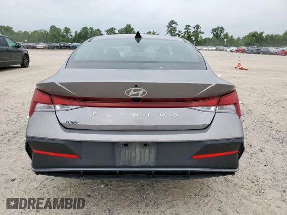 2024 Hyundai Elantra SE z VIN KMHLL4DG3RU681193, wystawiony jako Copart lot #57276235 z przebiegiem 49 326 mil mil oraz Czysty tytuł • Clean title. Historia ofert i sprzedaży dostępna na DreamBid. Obrazek 6.