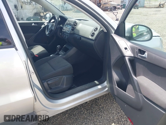 2013 Volkswagen Tiguan S z VIN WVGBV3AX2DW601982, wystawiony jako IAAI lot #42604058 z przebiegiem 141 016 mil mil oraz . Historia ofert i sprzedaży dostępna na DreamBid. Obrazek 5.