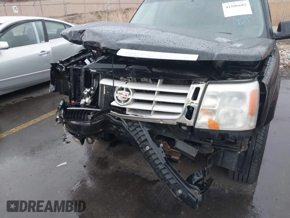 2005 Cadillac Escalade ESV z VIN 3GYFK66N55G236991, wystawiony jako IAAI lot #41506682 z przebiegiem 230 439 mil mil oraz . Historia ofert i sprzedaży dostępna na DreamBid. Obrazek 6.