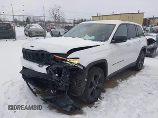 2024 Jeep Grand Cherokee Limited z VIN 1C4RJHBG5RC223711, wystawiony jako IAAI lot #41314685 z przebiegiem 11 558 mil mil oraz . Historia ofert i sprzedaży dostępna na DreamBid. Obrazek 17.
