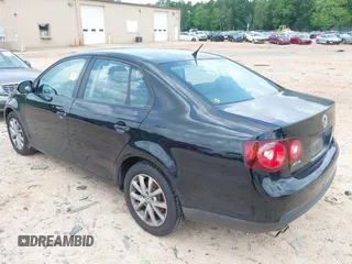 2010 Volkswagen Jetta Limited Edition z VIN 3VWRX7AJ6AM141816, wystawiony jako IAAI lot #42485993 z przebiegiem 232 329 mil mil oraz . Historia ofert i sprzedaży dostępna na DreamBid. Obrazek 3.