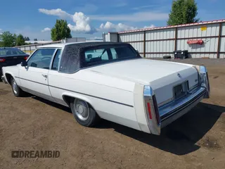 1984 Cadillac DeVille z VIN 1G6AM4784E9070781, wystawiony jako IAAI lot #42322274 z przebiegiem 126 933 mil mil oraz . Historia ofert i sprzedaży dostępna na DreamBid. Obrazek 3.
