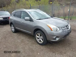 2011 Nissan Rogue SV z VIN JN8AS5MV7BW685782, wystawiony jako IAAI lot #42093754 z przebiegiem 104 271 mil mil oraz . Historia ofert i sprzedaży dostępna na DreamBid. Obrazek 1.