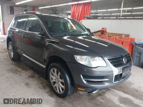 2010 Volkswagen Touareg VR6 z VIN WVGBF7A91AD002407, wystawiony jako IAAI lot #42369975 z przebiegiem 95 504 mil mil oraz . Historia ofert i sprzedaży dostępna na DreamBid. Obrazek 1.