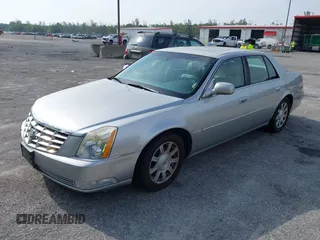2008 Cadillac DTS 1SC z VIN 1G6KD57Y78U154332, wystawiony jako IAAI lot #42405503 z przebiegiem 108 470 mil mil oraz . Historia ofert i sprzedaży dostępna na DreamBid. Obrazek 2.
