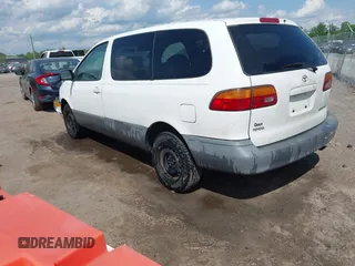 1998 Toyota Sienna CE z VIN 4T3GF19C2WU063623, wystawiony jako IAAI lot #42142554 z przebiegiem 272 791 mil mil oraz . Historia ofert i sprzedaży dostępna na DreamBid. Obrazek 3.