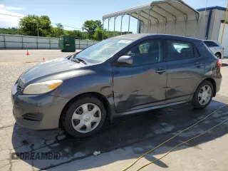 2009 Toyota Matrix z VIN 2T1KU40E09C081505, wystawiony jako Copart lot #56031565 z przebiegiem 113 579 mil mil oraz Szkoda całkowita • Salvage title. Historia ofert i sprzedaży dostępna na DreamBid. Obrazek 1.