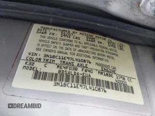 2007 Nissan Versa SL z VIN 3N1BC11E97L410876, wystawiony jako IAAI lot #42266271 z przebiegiem 145 571 mil mil oraz . Historia ofert i sprzedaży dostępna na DreamBid. Obrazek 9.