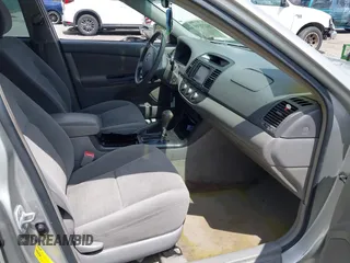 2005 Toyota Camry LE z VIN 4T1BE30K35U510738, wystawiony jako IAAI lot #42275360 z przebiegiem 184 054 mil mil oraz . Historia ofert i sprzedaży dostępna na DreamBid. Obrazek 5.