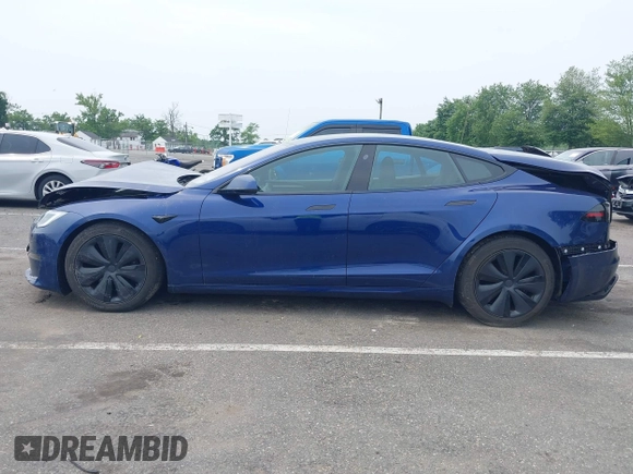 2022 Tesla Model S z VIN 5YJSA1E55NF493604, wystawiony jako IAAI lot #42503731 z przebiegiem 37 961 mil mil oraz . Historia ofert i sprzedaży dostępna na DreamBid. Obrazek 13.