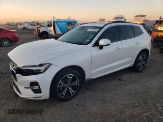 2022 Volvo XC60 Momentum z VIN YV4L12DK7N1964479, wystawiony jako Copart lot #48478565 z przebiegiem 41 698 mil mil oraz Czysty tytuł • Clean title. Historia ofert i sprzedaży dostępna na DreamBid. Obrazek 1.
