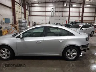 2014 Chevrolet Cruze 1LT z VIN 1G1PC5SB8E7117110, wystawiony jako IAAI lot #42224375 z przebiegiem 81 921 mil mil oraz . Historia ofert i sprzedaży dostępna na DreamBid. Obrazek 15.