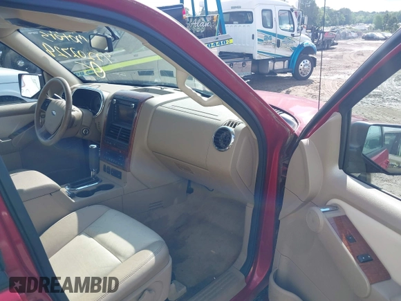 2010 Ford Explorer Eddie Bauer z VIN 1FMEU6EE4AUA85772, wystawiony jako IAAI lot #42202728 z przebiegiem 101 999 mil mil oraz . Historia ofert i sprzedaży dostępna na DreamBid. Obrazek 5.