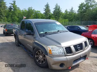 2006 Nissan Titan SE z VIN 1N6BA07B56N504064, wystawiony jako IAAI lot #42479075 z przebiegiem 156 983 mil mil oraz . Historia ofert i sprzedaży dostępna na DreamBid. Obrazek 1.