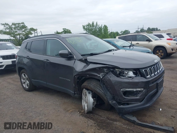 2020 Jeep Compass Latitude z VIN 3C4NJDBB4LT205322, wystawiony jako IAAI lot #42589298 z przebiegiem 50 665 mil mil oraz . Historia ofert i sprzedaży dostępna na DreamBid. Obrazek 1.