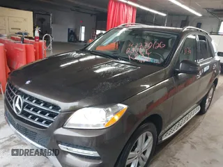 2015 Mercedes-Benz M 350 z VIN 4JGDA5HB2FA578858, wystawiony jako IAAI lot #42220126 z przebiegiem 136 554 mil mil oraz . Historia ofert i sprzedaży dostępna na DreamBid. Obrazek 2.