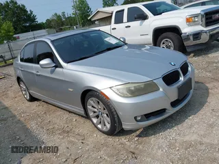 2011 BMW 3 Series 328i z VIN WBAPH7G57BNN06011, wystawiony jako IAAI lot #42403751 z przebiegiem 195 883 mil mil oraz . Historia ofert i sprzedaży dostępna na DreamBid. Obrazek 1.