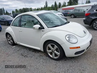 2008 Volkswagen Beetle Triple White z VIN 3VWFW31C98M516849, wystawiony jako IAAI lot #42536526 z przebiegiem 128 687 mil mil oraz . Historia ofert i sprzedaży dostępna na DreamBid. Obrazek 1.