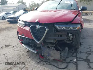 2024 Alfa Romeo Tonale Ti z VIN ZASPATCW0R3052144, wystawiony jako IAAI lot #40610942 z przebiegiem 6451 mil mil oraz . Historia ofert i sprzedaży dostępna na DreamBid. Obrazek 12.