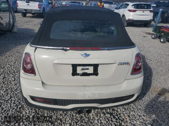 2011 MINI Convertible S z VIN WMWZP3C51BTX84327, wystawiony jako Copart lot #46111435 z przebiegiem Nie podano mil oraz Szkoda całkowita • Salvage title. Historia ofert i sprzedaży dostępna na DreamBid. Obrazek 6.