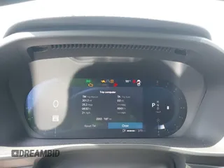 2025 Volvo XC40 Ultimate Dark Theme z VIN YV4L12UM3S2529546, wystawiony jako IAAI lot #42270947 z przebiegiem 787 mil mil oraz . Historia ofert i sprzedaży dostępna na DreamBid. Obrazek 7.