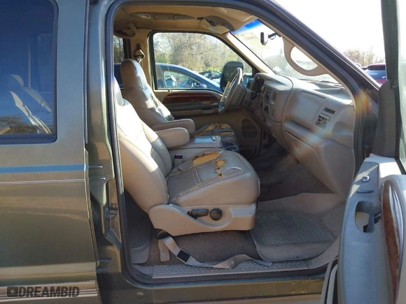 2001 Ford Excursion Limited with VIN 1FMNU43S11EA01026, listed as a IAAI auction lot 41994947 with 193,365 mi miles. Bid and sale history available at carsss.com. Image 5.
