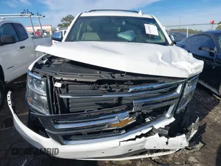 2017 Chevrolet Suburban Premier z VIN 1GNSKJKC9HR117378, wystawiony jako IAAI lot #41610682 z przebiegiem Nie podano mil oraz . Historia ofert i sprzedaży dostępna na DreamBid. Obrazek 12.