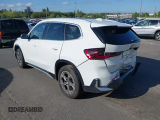 2024 BMW X1 xDrive28i с VIN WBX73EF0XR5Z50590, выставлен на аукционе IAAI как лот 42052219 с пробегом 3 158 миль миль и . История ставок и продаж доступна на DreamBid. Изображение 3.