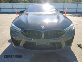 2022 BMW M8 Competition z VIN WBSAE0C08NCK00673, wystawiony jako Copart lot #61285334 z przebiegiem Nie podano mil oraz Szkoda całkowita • Salvage title. Historia ofert i sprzedaży dostępna na DreamBid. Obrazek 5.