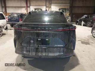 2024 Lexus RZ 300e Premium z VIN JTJABABB4RA001496, wystawiony jako IAAI lot #41402646 z przebiegiem 4 819 mil mil oraz . Historia ofert i sprzedaży dostępna na DreamBid. Obrazek 16.