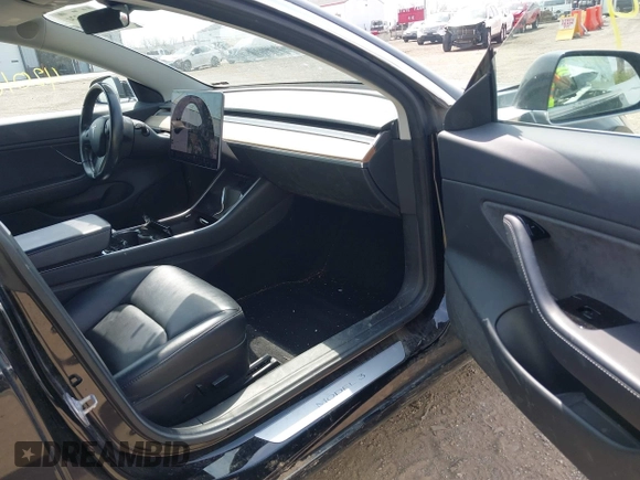 2018 Tesla Model 3 Long Range Battery z VIN 5YJ3E1EB2JF103096, wystawiony jako IAAI lot #42016324 z przebiegiem 143 247 mil mil oraz . Historia ofert i sprzedaży dostępna na DreamBid. Obrazek 5.