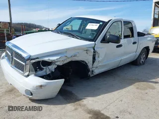 2006 Dodge Dakota SLT z VIN 1D7HW48K06S676241, wystawiony jako IAAI lot #41986300 z przebiegiem 112 215 mil mil oraz . Historia ofert i sprzedaży dostępna na DreamBid. Obrazek 6.