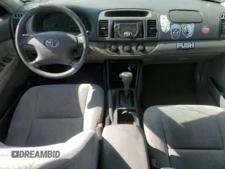 2004 Toyota Camry LE z VIN 4T1BE32K34U881717, wystawiony jako Copart lot #53731565 z przebiegiem Nie podano mil oraz Szkoda całkowita • Salvage title. Historia ofert i sprzedaży dostępna na DreamBid. Obrazek 8.