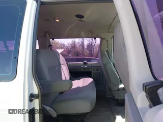 2013 Ford Econoline Passenger XL z VIN 1FBSS3BL5DDA58538, wystawiony jako IAAI lot #41918651 z przebiegiem 141 471 mil mil oraz . Historia ofert i sprzedaży dostępna na DreamBid. Obrazek 8.