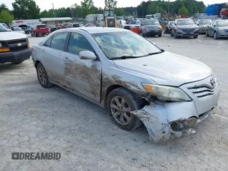 2011 Toyota Camry LE z VIN 4T1BF3EK5BU638156, wystawiony jako IAAI lot #42219506 z przebiegiem 109 627 mil mil oraz . Historia ofert i sprzedaży dostępna na DreamBid. Obrazek 1.