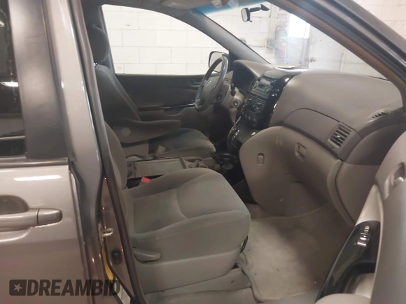 2005 Toyota Sienna LE with VIN 5TDBA23C05S049050, listed as a IAAI auction lot 42146646 with 313,528 mi miles. Bid and sale history available at carsss.com. Image 5.