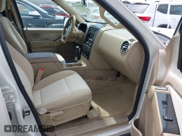 2008 Ford Explorer XLT with VIN 1FMEU73E28UA45435, listed as a IAAI auction lot 42014934 with 207,072 mi miles. Bid and sale history available at carsss.com. Image 5.