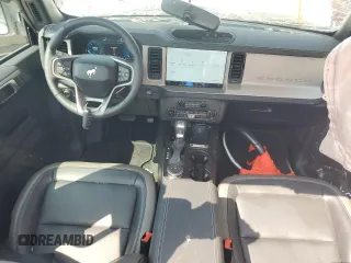 2025 Ford Bronco Outer Banks z VIN 1FMDE8BH3SLA77107, wystawiony jako Copart lot #63737525 z przebiegiem 1 790 mil mil oraz Szkoda całkowita • Salvage title. Historia ofert i sprzedaży dostępna na DreamBid. Obrazek 8.