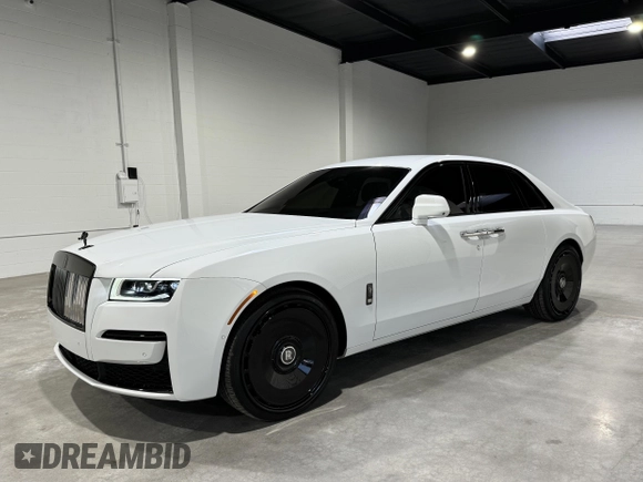 2022 Rolls-Royce Ghost Black Badge z VIN SCATD6C09NU209759, wystawiony jako IAAI lot #42301155 z przebiegiem 5631 mil mil oraz . Historia ofert i sprzedaży dostępna na DreamBid. Obrazek 2.