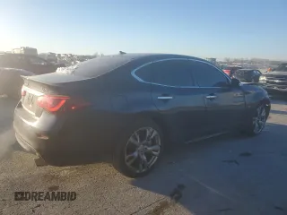 2015 Infiniti Q70 z VIN JN1BY1AP6FM542551, wystawiony jako Copart lot #46096695 z przebiegiem 164 056 mil mil oraz Szkoda całkowita • Salvage title. Historia ofert i sprzedaży dostępna na DreamBid. Obrazek 3.
