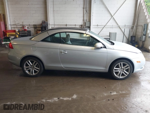 2008 Volkswagen Eos Lux z VIN WVWFA71FX8V004686, wystawiony jako IAAI lot #42256349 z przebiegiem 42 289 mil mil oraz . Historia ofert i sprzedaży dostępna na DreamBid. Obrazek 13.