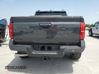 2024 Toyota Tacoma SR5 z VIN 3TMLB5JN6RM058039, wystawiony jako Copart lot #57168865 z przebiegiem 1 859 mil mil oraz Czysty tytuł • Clean title. Historia ofert i sprzedaży dostępna na DreamBid. Obrazek 6.
