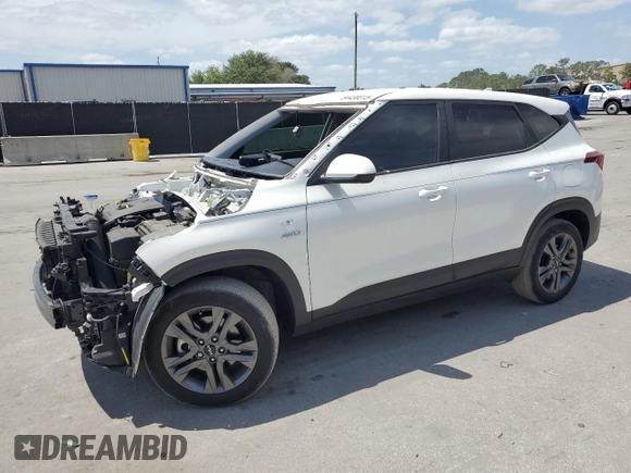 2023 Kia Seltos LX z VIN KNDEPCAA4P7377197, wystawiony jako Copart lot #54430015 z przebiegiem 37 693 mil mil oraz Szkoda całkowita • Salvage title. Historia ofert i sprzedaży dostępna na DreamBid. Obrazek 1.