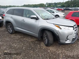 2018 Toyota Highlander SE z VIN 5TDJZRFH6JS550104, wystawiony jako IAAI lot #42676132 z przebiegiem 107 807 mil mil oraz . Historia ofert i sprzedaży dostępna na DreamBid. Obrazek 1.