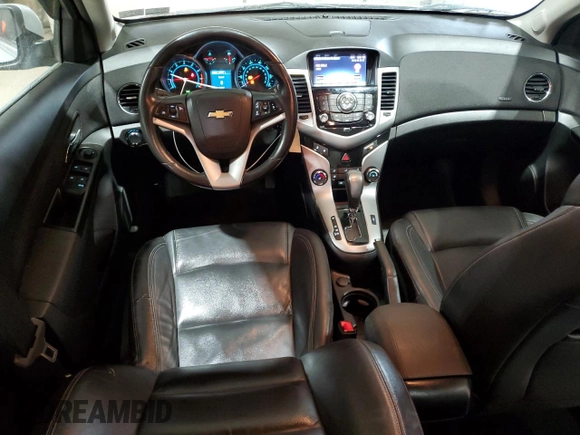 2014 Chevrolet Cruze 2LT z VIN 1G1PE5SB8E7213958, wystawiony jako Copart lot #57882325 z przebiegiem 62 626 mil mil oraz Szkoda całkowita • Salvage title. Historia ofert i sprzedaży dostępna na DreamBid. Obrazek 8.