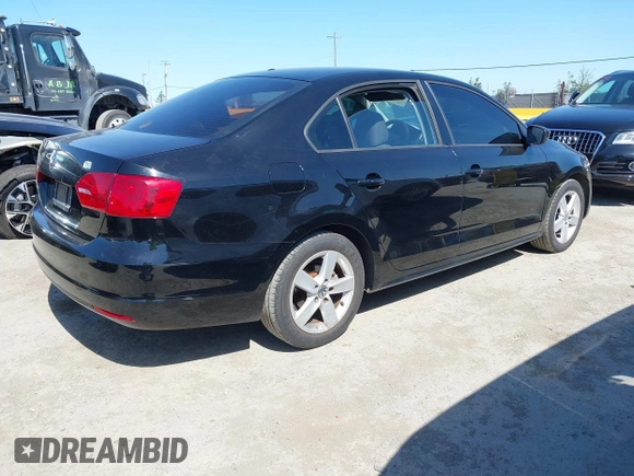 2014 Volkswagen Jetta S z VIN 3VW2K7AJ9EM207135, wystawiony jako IAAI lot #42316176 z przebiegiem 237 752 mil mil oraz . Historia ofert i sprzedaży dostępna na DreamBid. Obrazek 4.