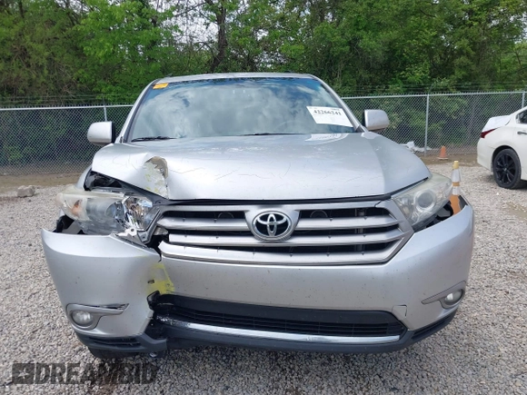 2013 Toyota Highlander z VIN 5TDZK3EH0DS127237, wystawiony jako IAAI lot #42266241 z przebiegiem 241 582 mil mil oraz . Historia ofert i sprzedaży dostępna na DreamBid. Obrazek 12.