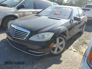 2010 Mercedes-Benz S 550 z VIN WDDNG8GB5AA341015, wystawiony jako Copart lot #53281454 z przebiegiem 101 857 mil mil oraz Szkody całkowita. Historia ofert i sprzedaży dostępna na DreamBid. Obrazek 1.